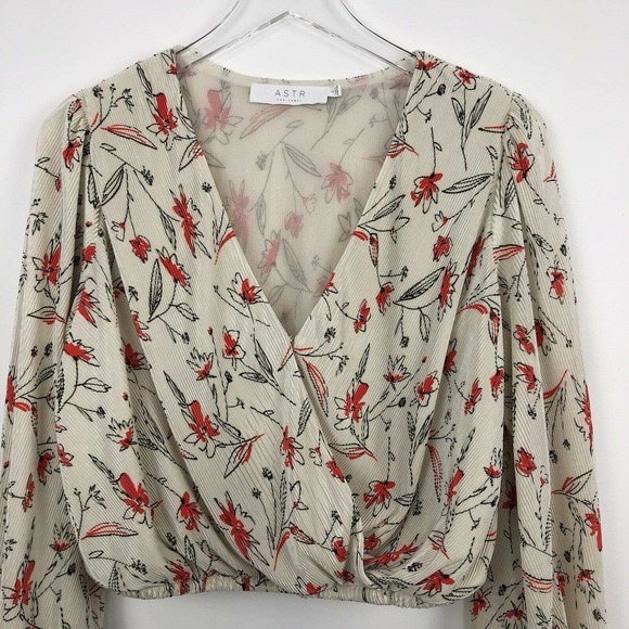 ASTR The Label Crop Top Pleated Surplice Small - Picture 3 of 9